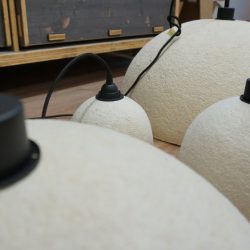 Biologisch abbaubare Lampenschirme aus Myzel, große und kleine, beige