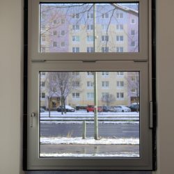 Fenster verschraubt mit Blick auf Straße