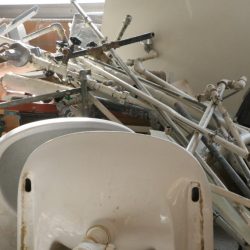 alte Baumaterialien wie Rohre und Waschbecken