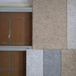 Fliesen aus Bestand hinter rückbaubarer Verkleidung aus Akustikplatten